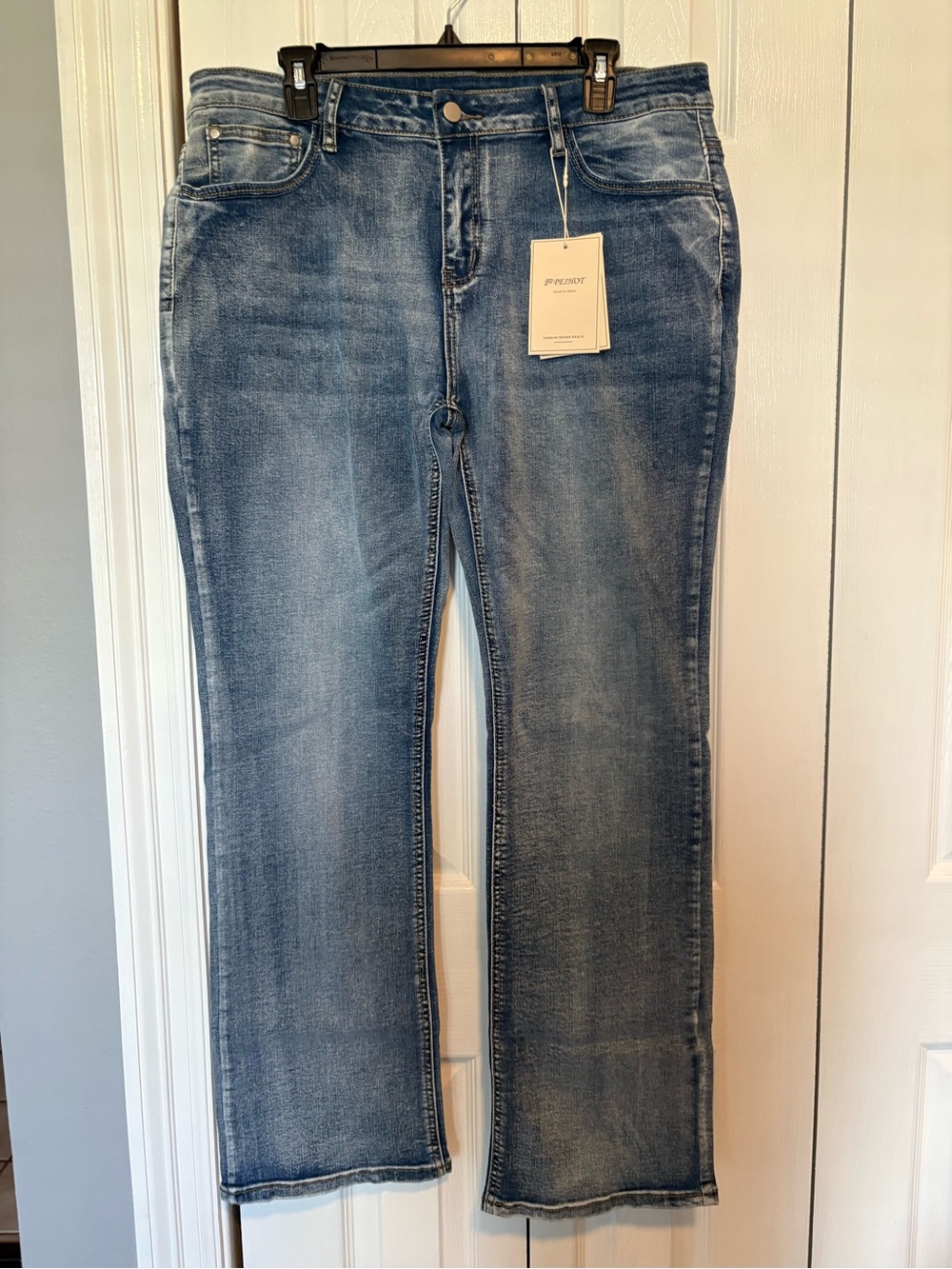 Women's Straight Jeans in Light Blue Wash
